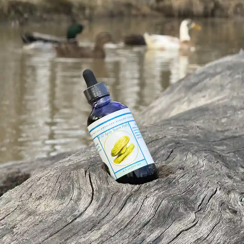 Apán Super Daily supplement beside a natural water source